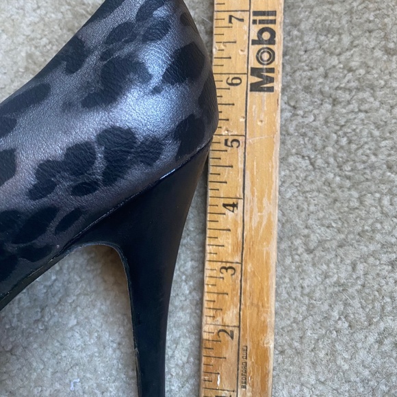 🆕️ Vegan Leather Grey and Black Leopard Print heels, Size 8.5 - Picture 9 of 10